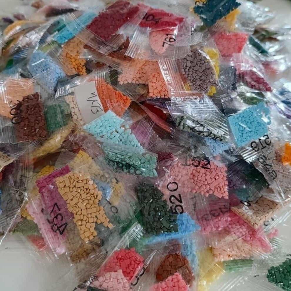 Pintura con Diamantes Chiguagua Capucha 30x40 con Bastidor